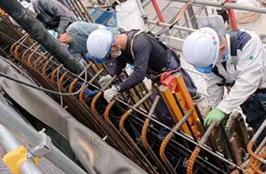 棒型振動器3本3人で均します